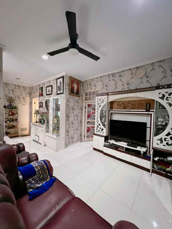 rumah 2 lantai dengan mushola carport luas di ulujami