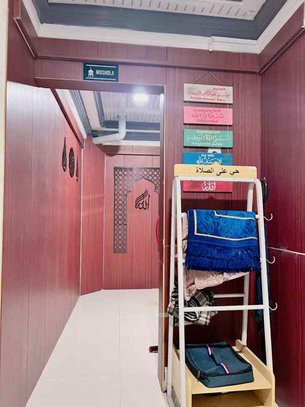 rumah 2 lantai dengan mushola carport luas di ulujami