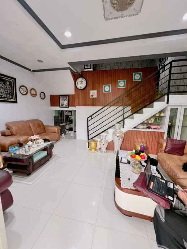 rumah 2 lantai dengan mushola carport luas di ulujami