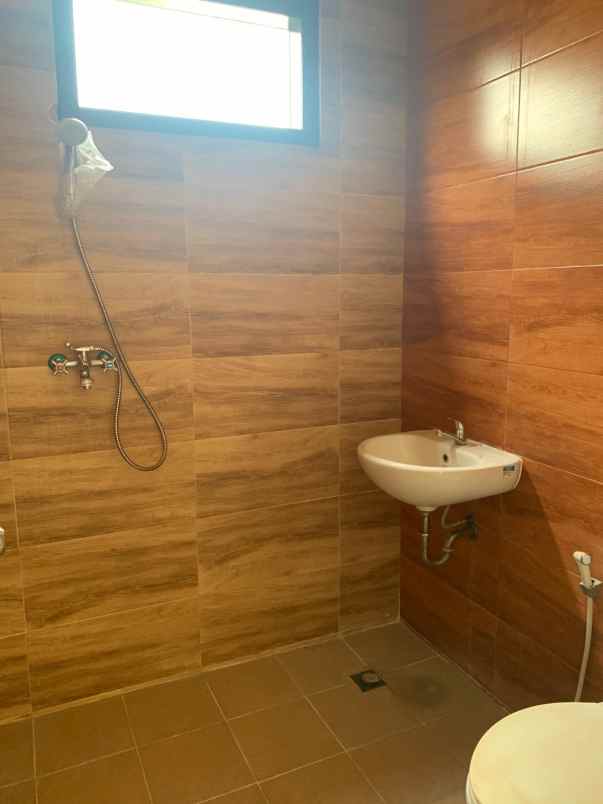 rumah 2 lantai mewah dengan banyak bonus dekat ugm