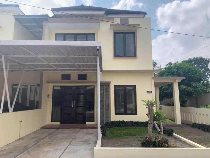 rumah 2 lantai mewah dengan banyak bonus dekat ugm