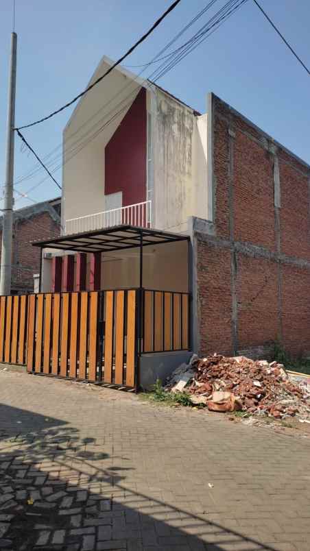 rumah 2 lantai modern dekat bandara abd saleh