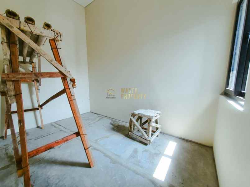 rumah 3 lantai dalam cluster dekat pintu tol brigif