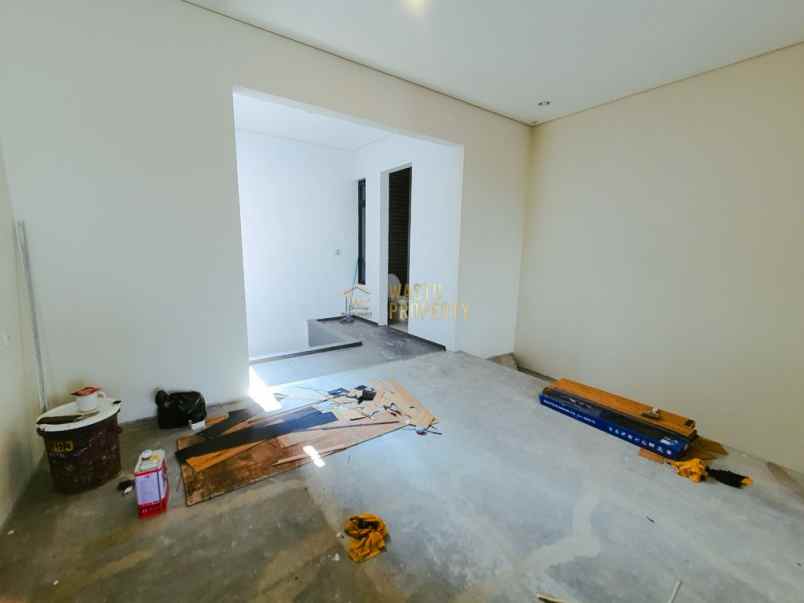 rumah 3 lantai dalam cluster dekat pintu tol brigif