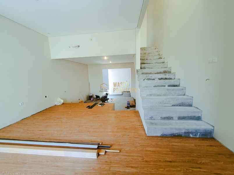 rumah 3 lantai dalam cluster dekat pintu tol brigif