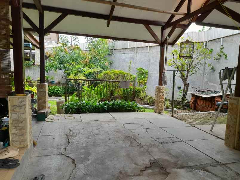 rumah asri nyaman di lokasi strategis
