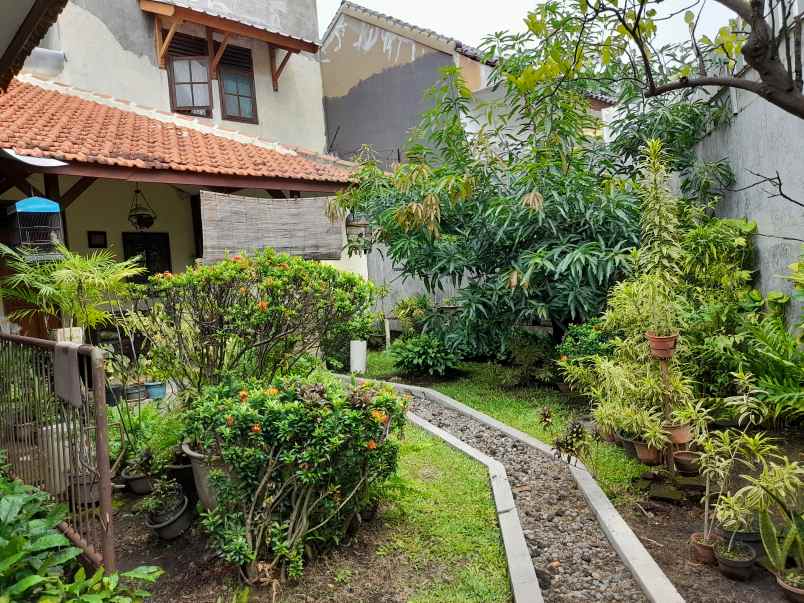 rumah asri nyaman di lokasi strategis