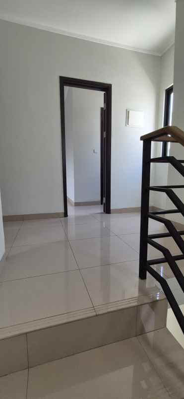 rumah baru depan clubhouse di regia summarecon bekasi