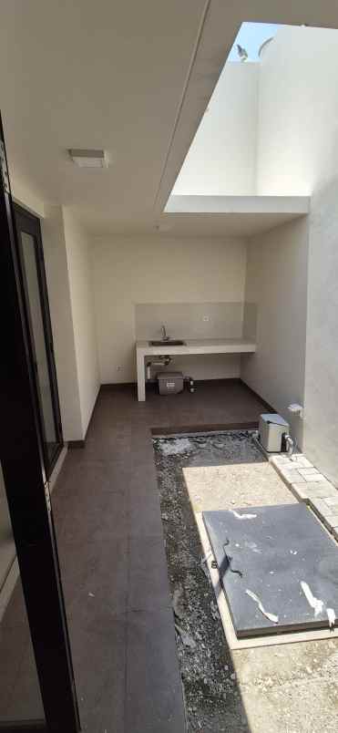 rumah baru depan clubhouse di regia summarecon bekasi