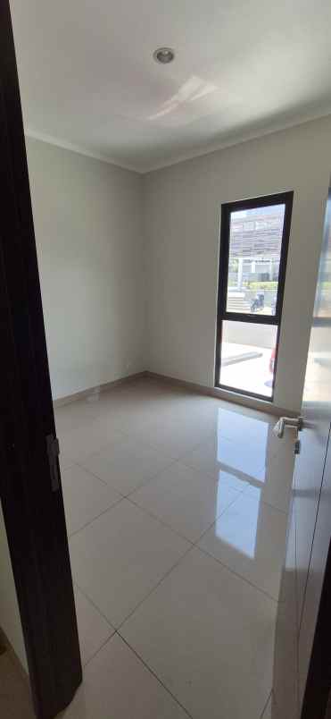 rumah baru depan clubhouse di regia summarecon bekasi