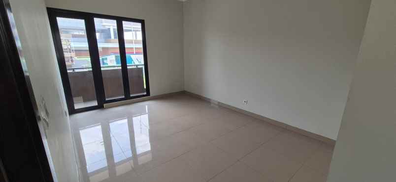 rumah baru depan clubhouse di regia summarecon bekasi