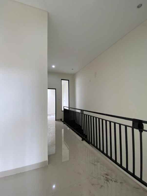 rumah baru gress 2 lantai rungkut mapan