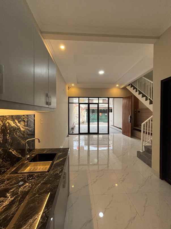 rumah baru tahap finishing di sumur batu jakpus