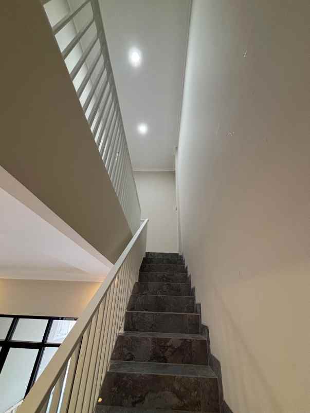 rumah baru tahap finishing di sumur batu jakpus