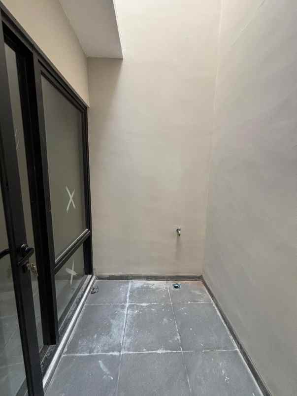 rumah baru tahap finishing di sumur batu jakpus