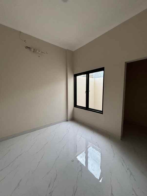 rumah baru tahap finishing di sumur batu jakpus