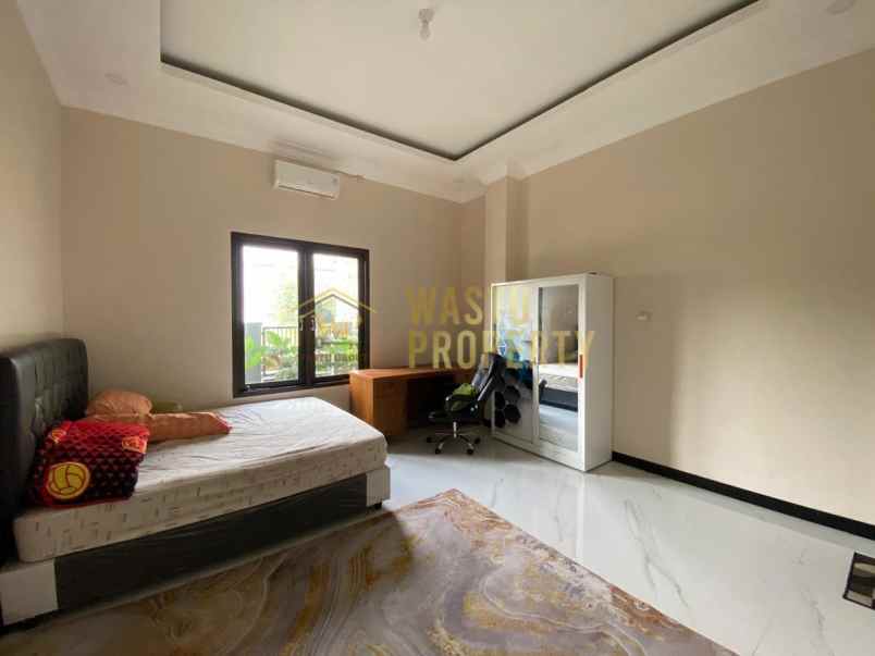 rumah besar 2 lantai area stadion maguwoharjo