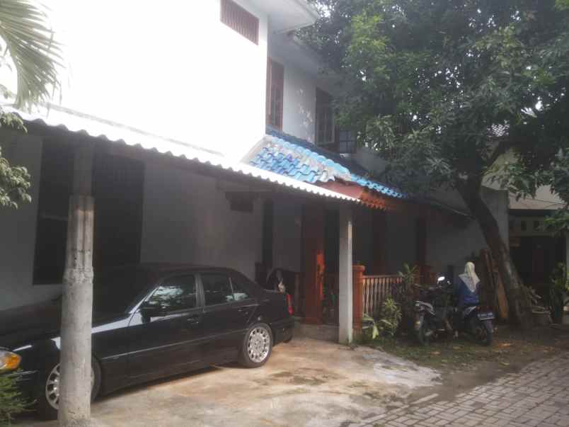 rumah besar lokasi strategis siap huni investasi