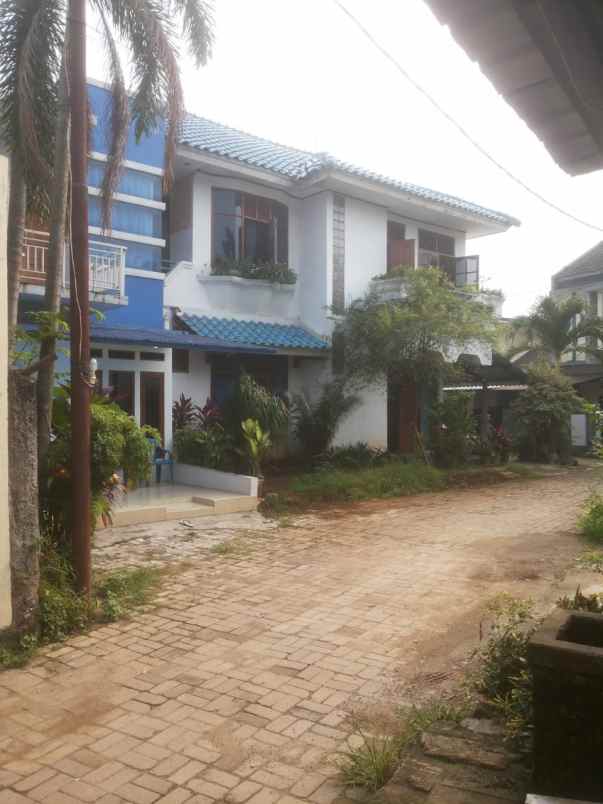 rumah besar lokasi strategis siap huni investasi