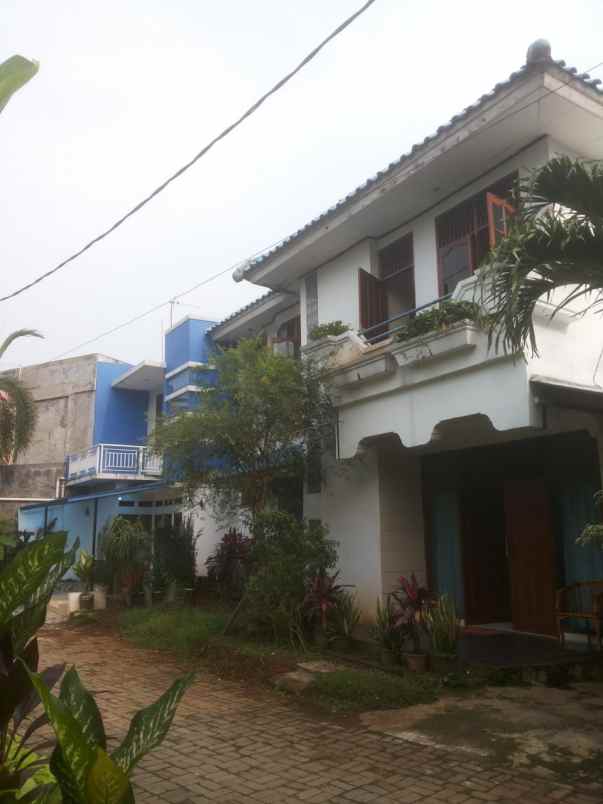 rumah besar lokasi strategis siap huni investasi