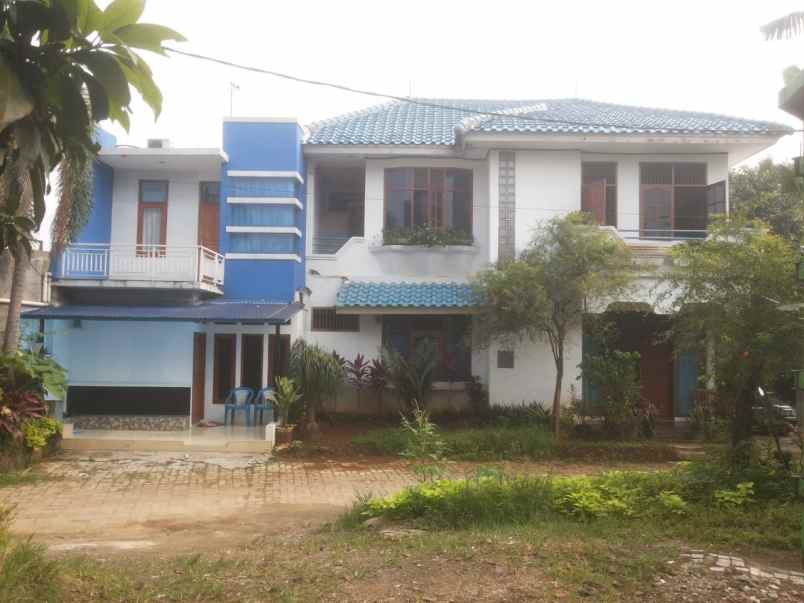 rumah besar lokasi strategis siap huni investasi