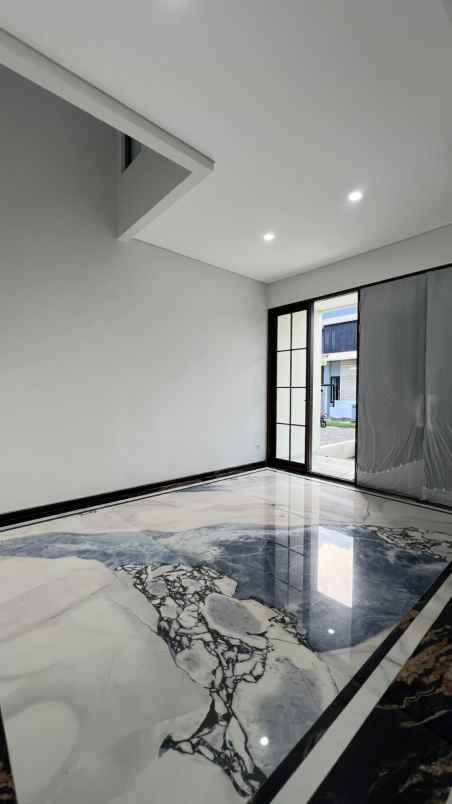 rumah besar minimalis pakuwon city grand island