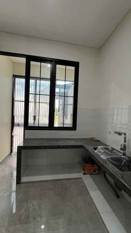 rumah besar minimalis pakuwon city grand island