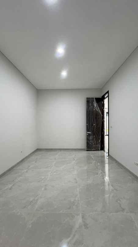 rumah besar minimalis pakuwon city grand island