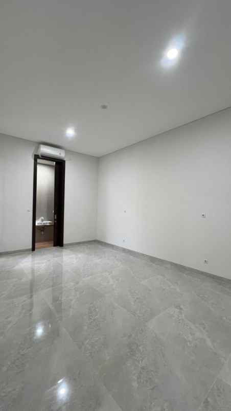 rumah besar minimalis pakuwon city grand island