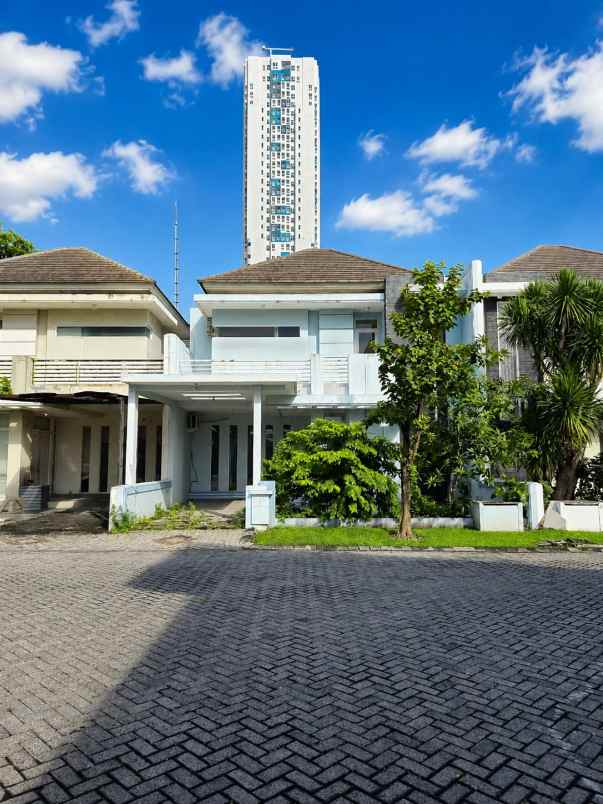 rumah buckingham royal residence strategis carport