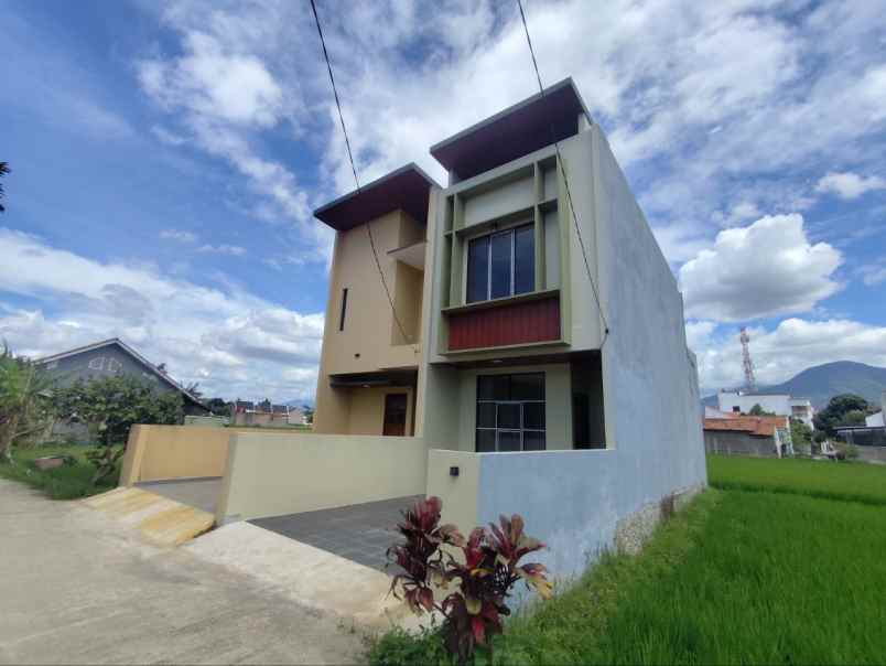 rumah cantik minimalis 2 lantai di cibiru hilir