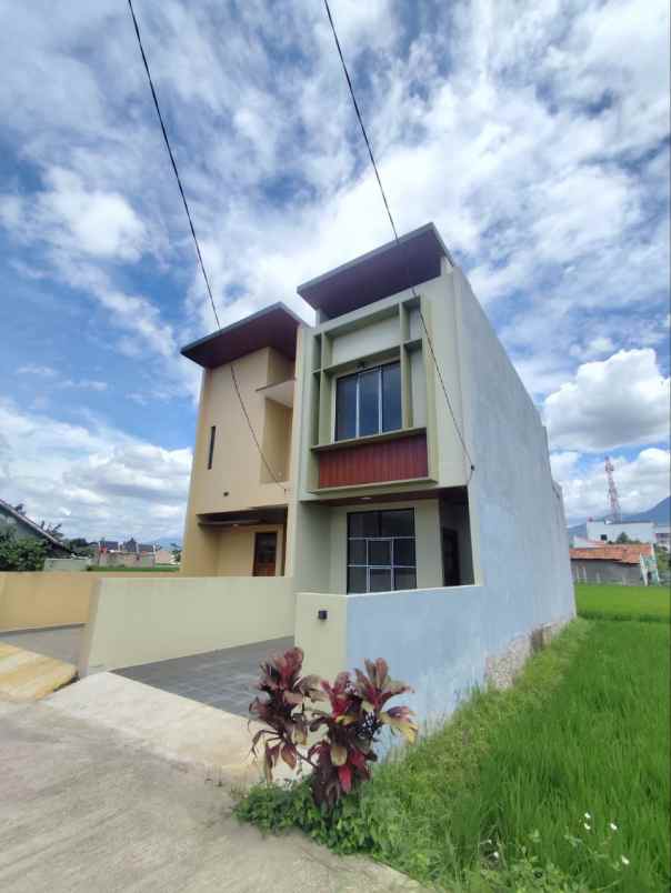 rumah cantik minimalis 2 lantai di cibiru hilir