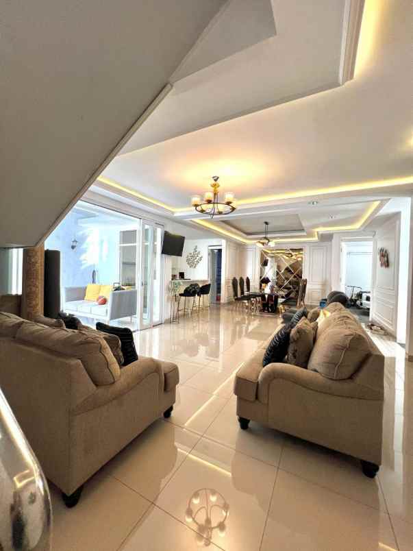 rumah dengan kolam renang di antapani bandung