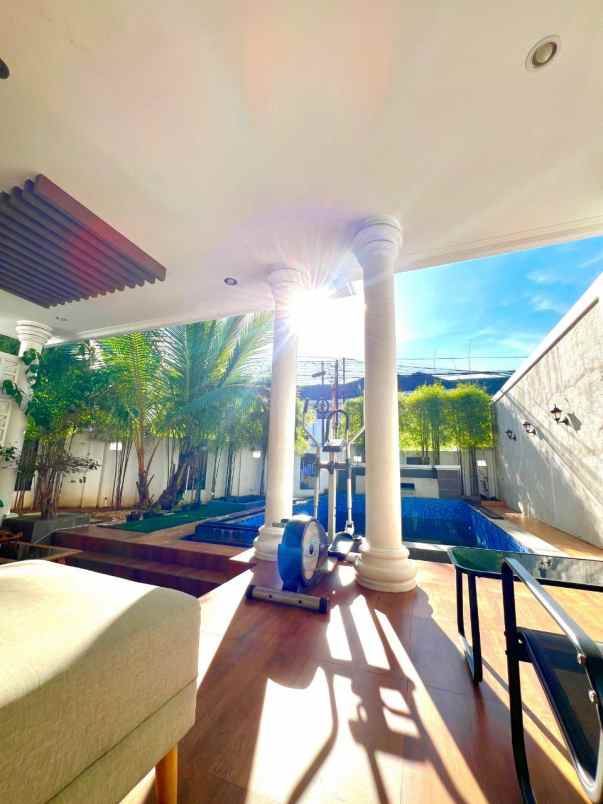 rumah dengan kolam renang di antapani bandung