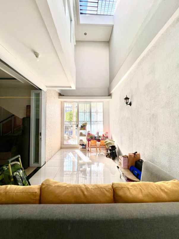 rumah dengan kolam renang di antapani bandung