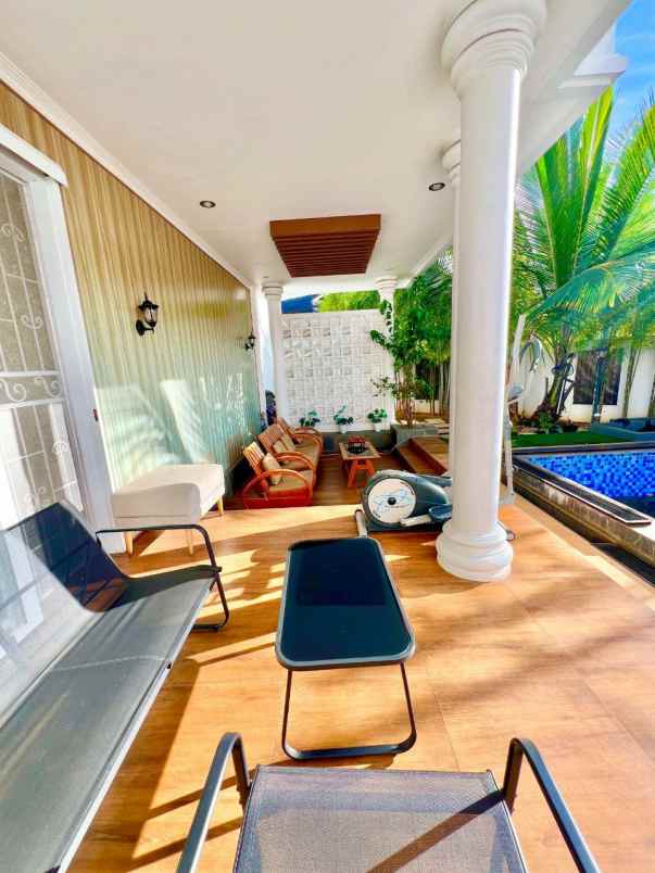 rumah dengan kolam renang di antapani bandung