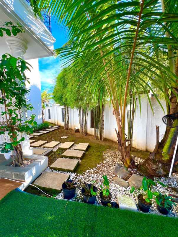 rumah dengan kolam renang di antapani bandung