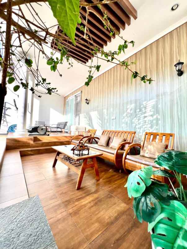 rumah dengan kolam renang di antapani bandung