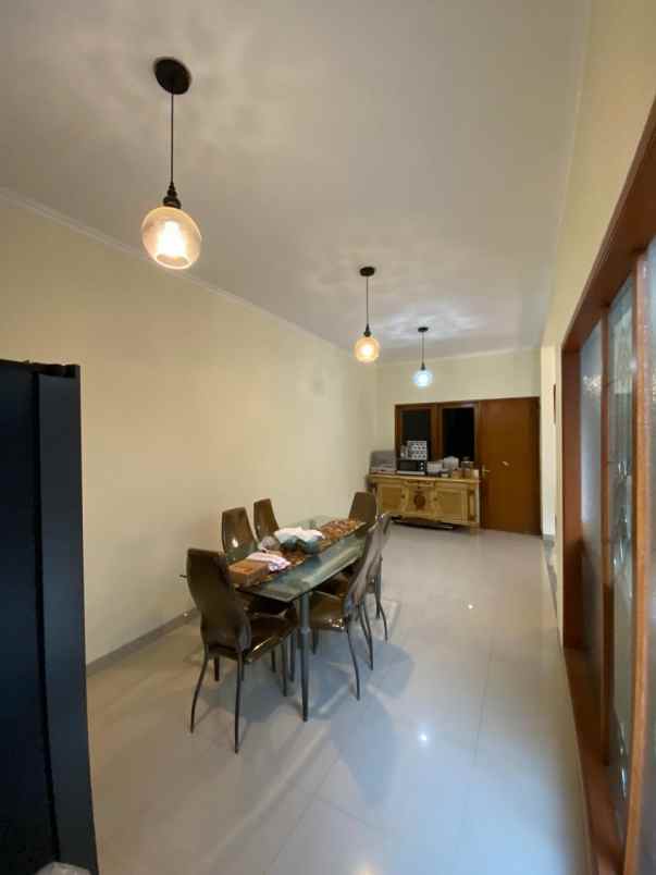 rumah dengan tanah luas di komplek premium batununggal