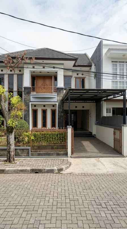 rumah dengan tanah luas di komplek premium batununggal