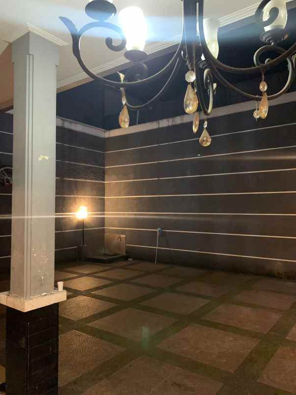rumah dengan tanah luas di komplek premium batununggal