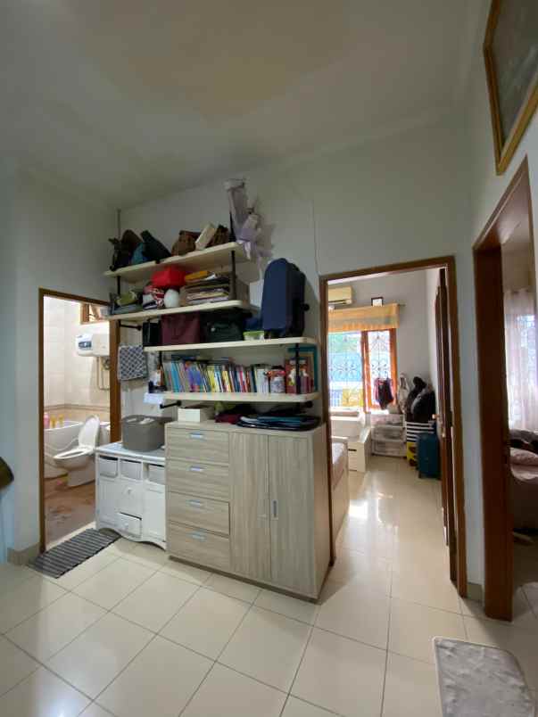 rumah dengan tanah luas di komplek premium batununggal