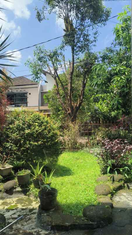rumah dengan tanah luas di komplek premium batununggal