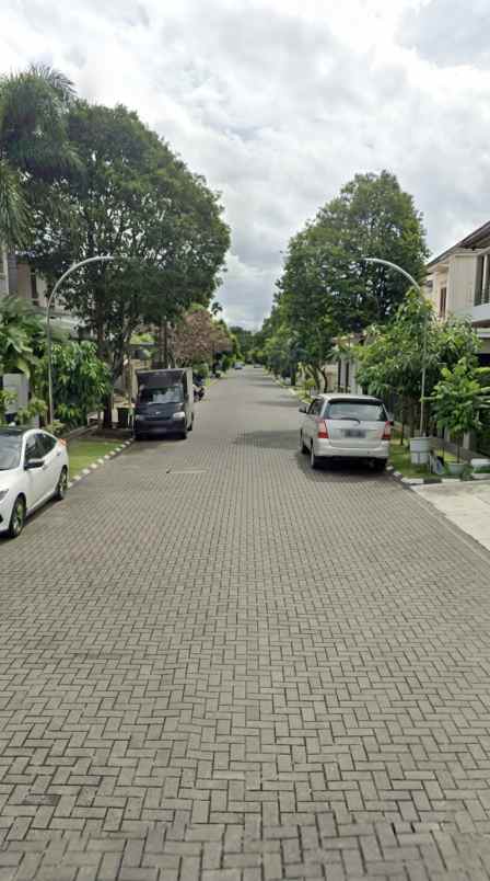 rumah dengan tanah luas di komplek premium batununggal