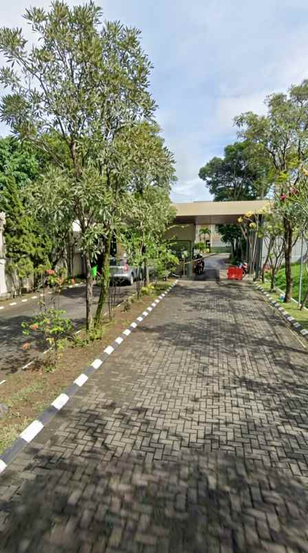 rumah dengan tanah luas di komplek premium batununggal
