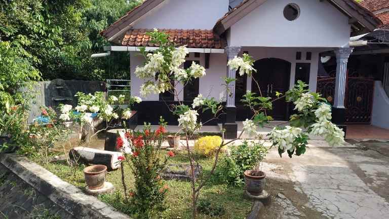 rumah dngan halaman luas siap huni