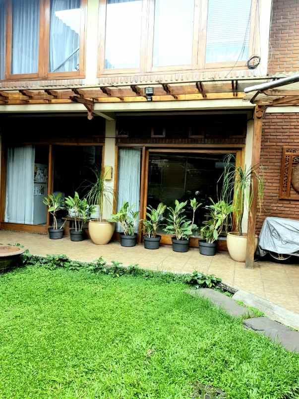 rumah klasik asri udara sejuk sayap dago bandung utara