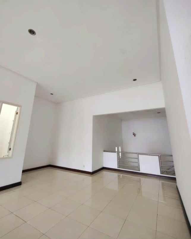 rumah lokasi berada di kawasan elit perum araya