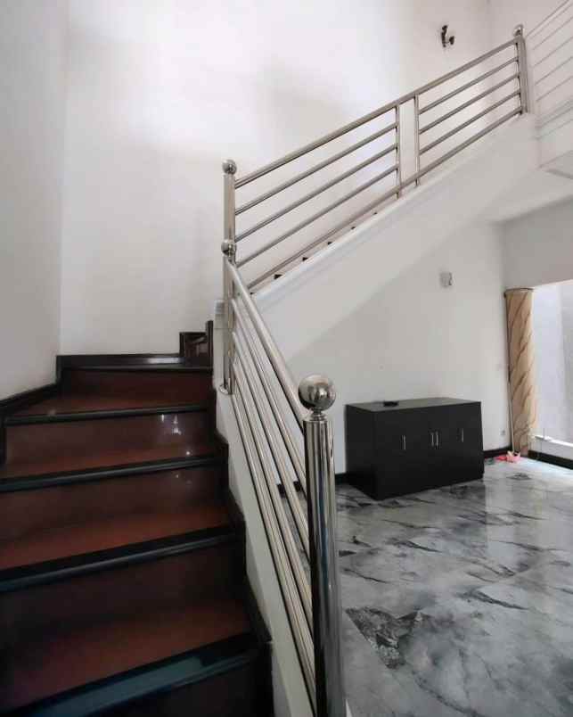 rumah lokasi berada di kawasan elit perum araya