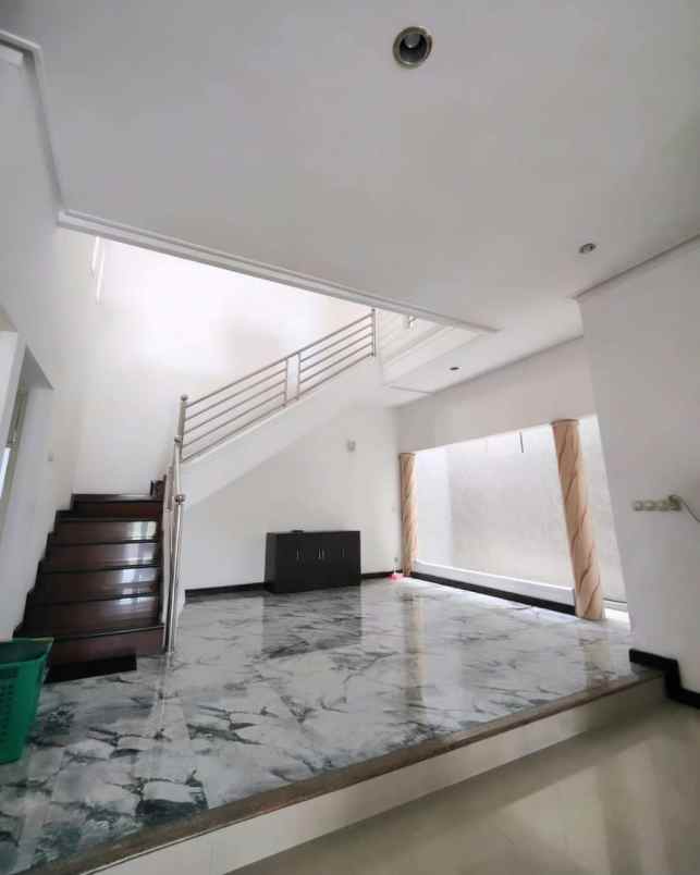 rumah lokasi berada di kawasan elit perum araya